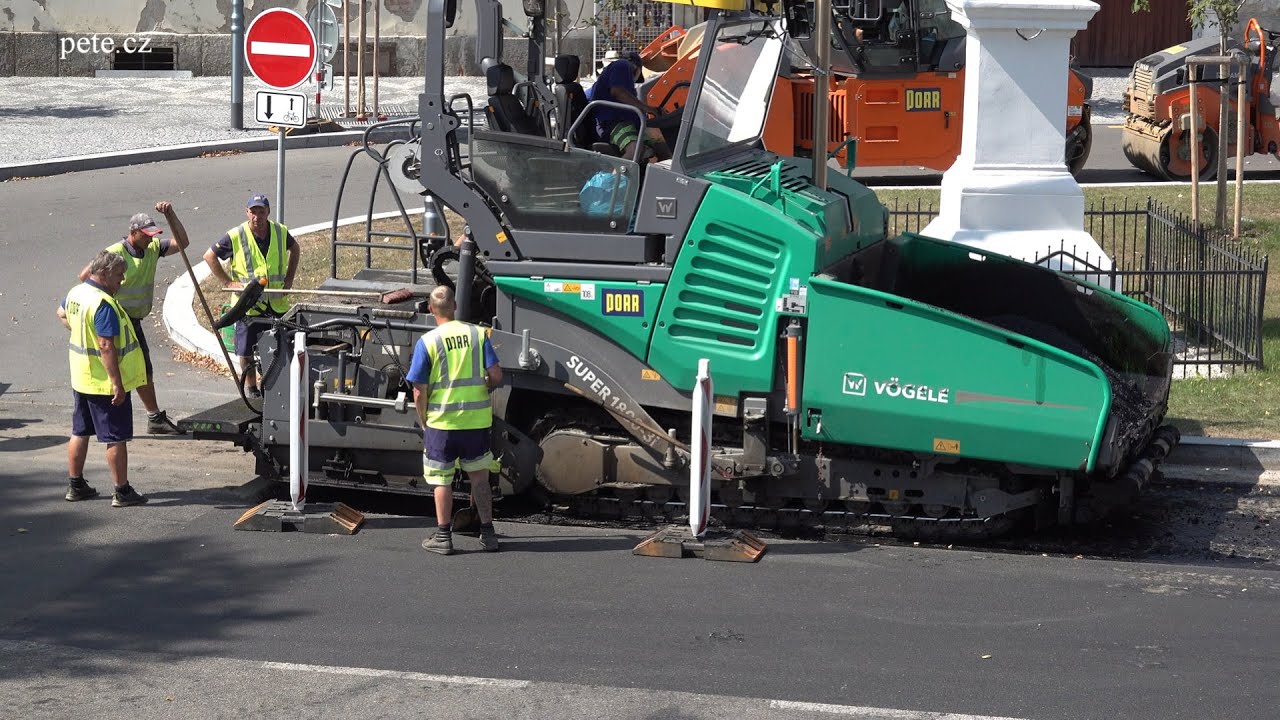 Pokládka asfaltu na sedleckém náměstí