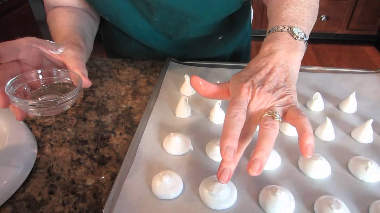 Meringue Mushroom Cookies.mpg