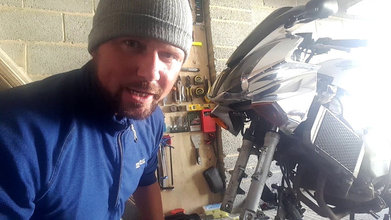 VFR800 part 21 - replacing front fork oil seals and strip down and repair.