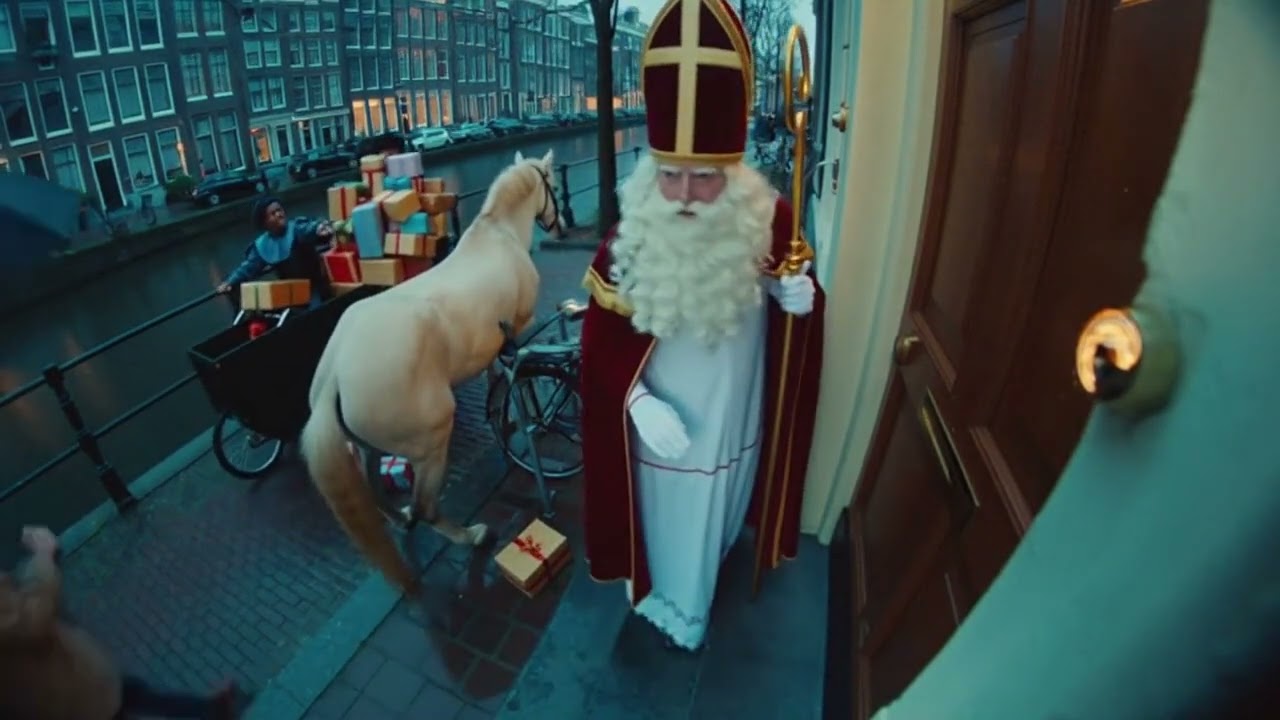 Sinterklaas en aanrijding met hulppiet op bakfiets in Amsterdam