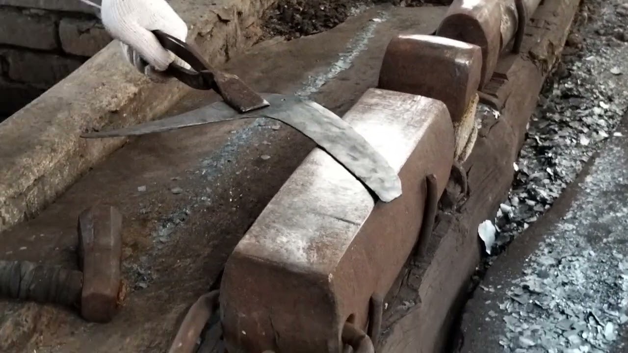 The process of forging the traditional agricultural grass sickle tool #handcraft #blacksmiths #Skill