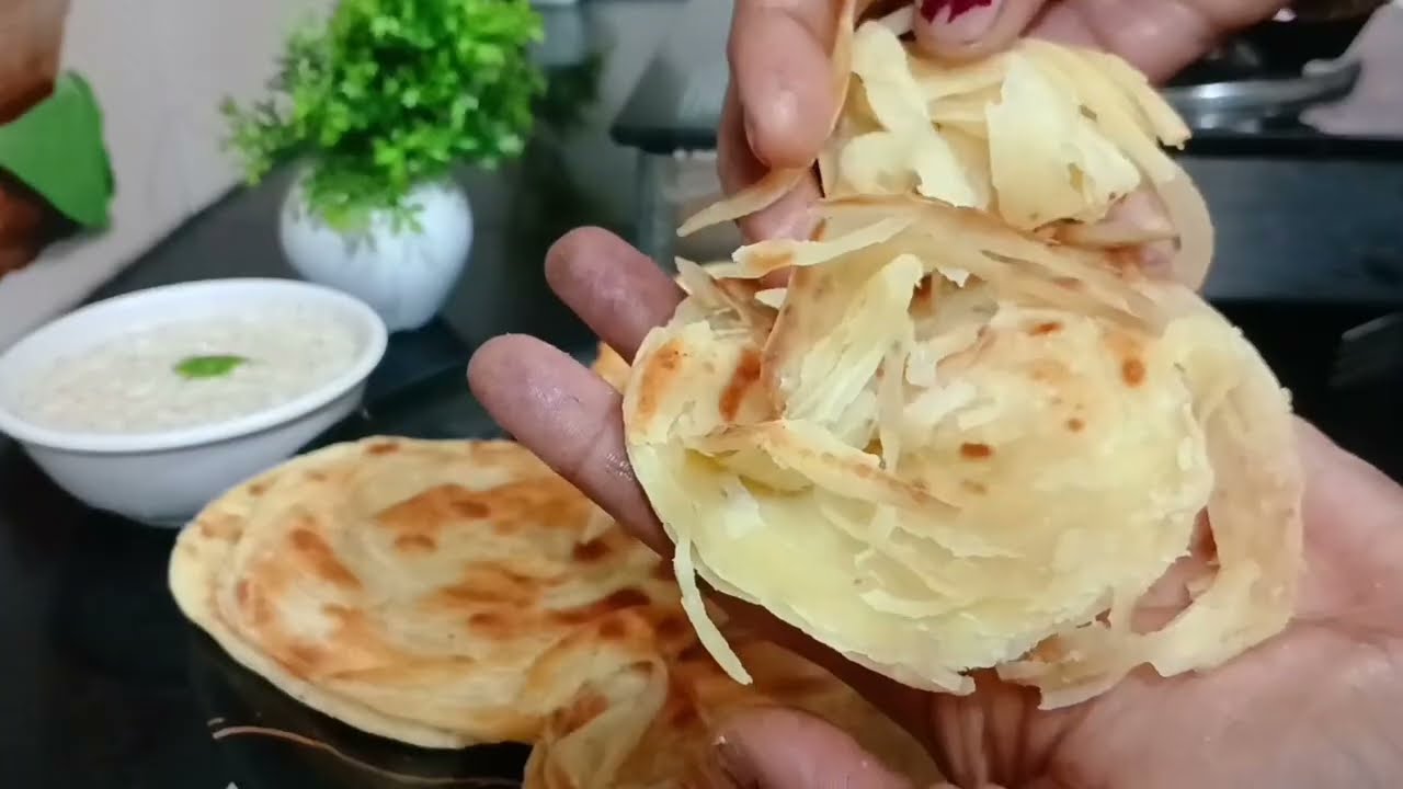 मूंग दाल का लच्छा पराठा बहुत ही लच्छेदार और स्वादिष्ट और तो और साथ में खीरा का रायता😋😋