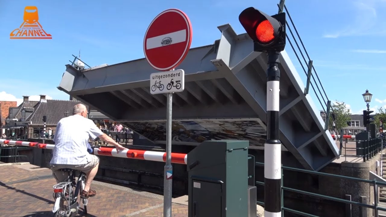 DUTCH BRIDGE OPENS  - Lemmer - Blokjesbrug