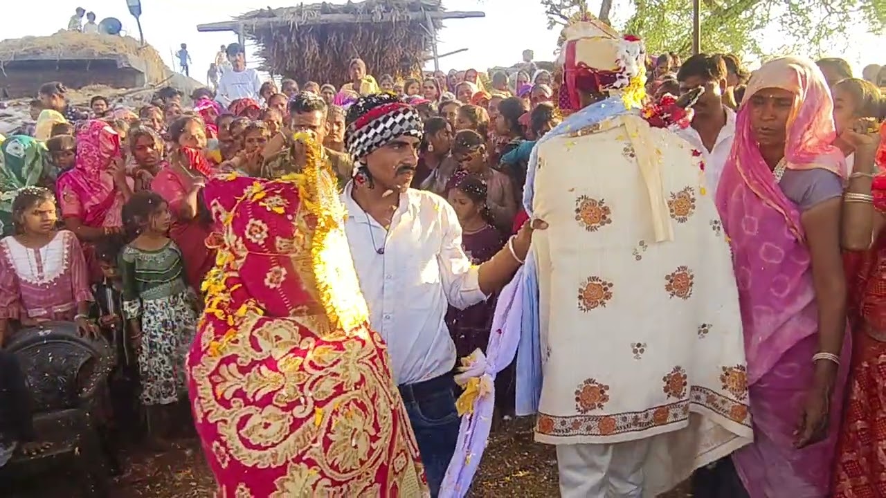 आदिवासी संस्कृति भील बारात झाबुआ में लाडा लाडी के फेरा पढ़ाने की परंपरा 🌺👑🏹