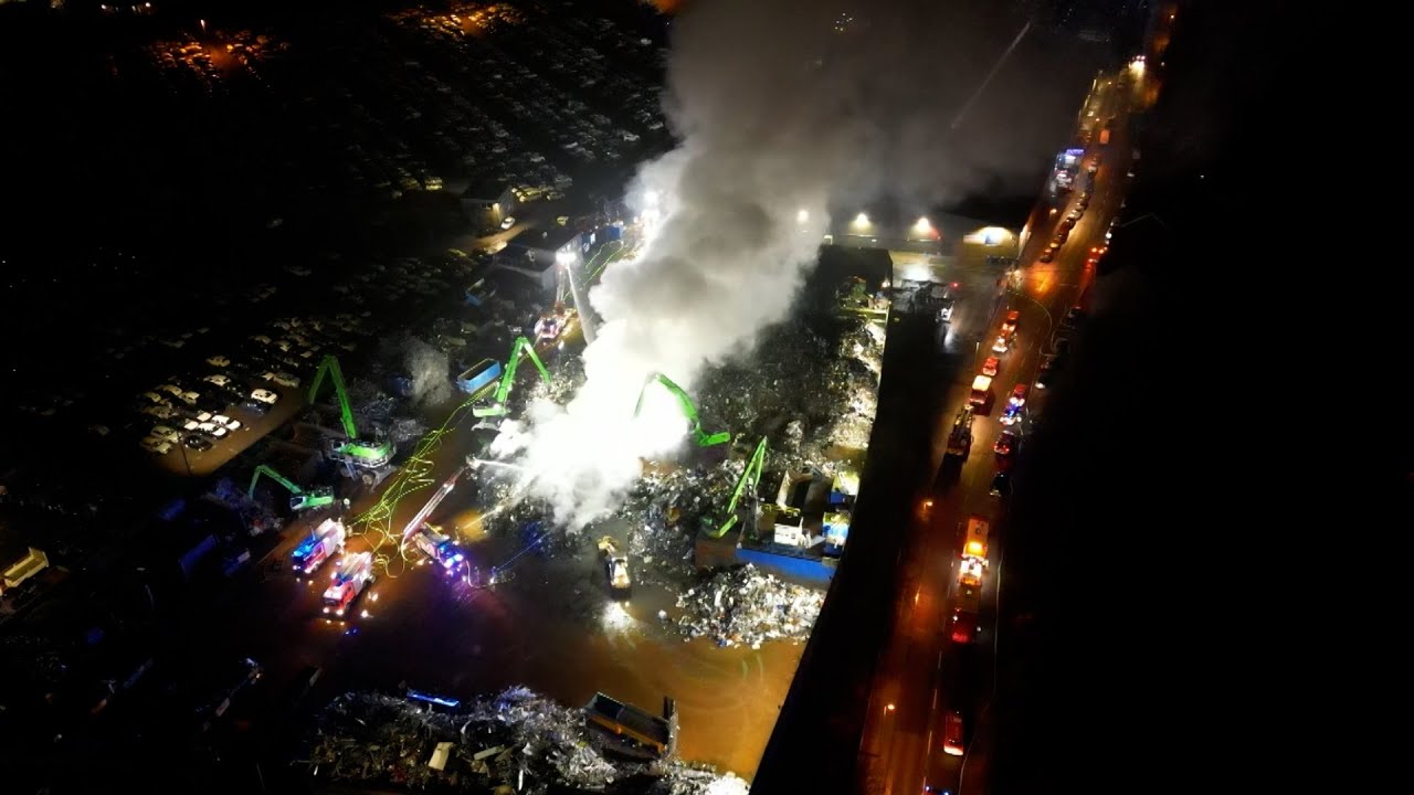 Großbrand auf Schrottplatz in Essen