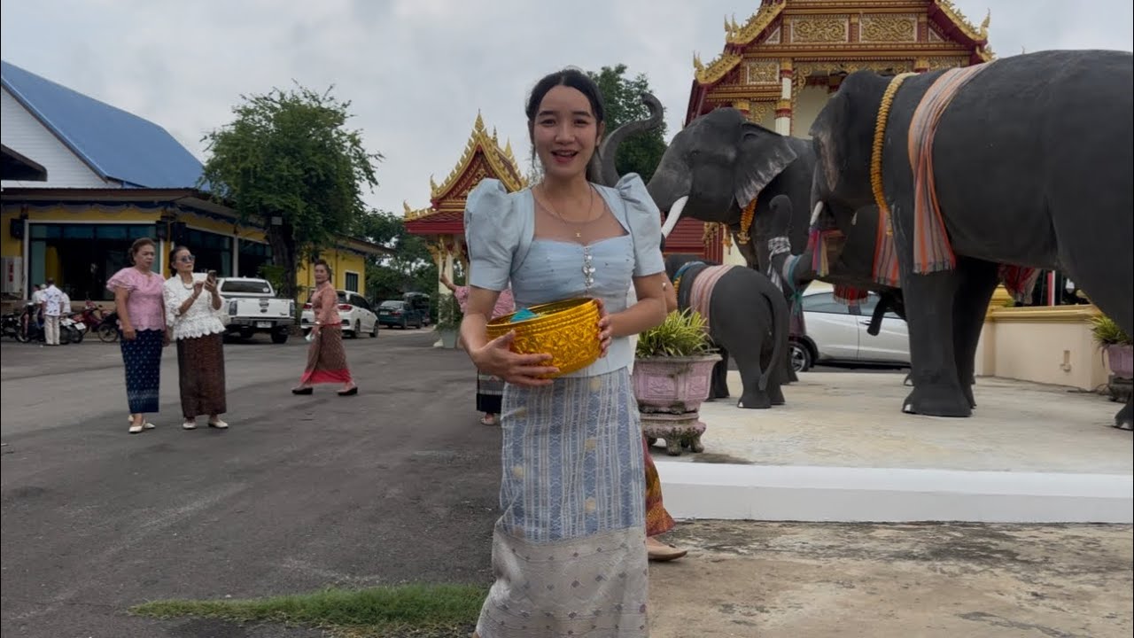 สาวลาวมาใส่บาตรอยู่ไทยออกพรรษาอยู่ไทย แตกต่างจากบ้านเฮามากที่วัดในเมือง🇱🇦🇹🇭