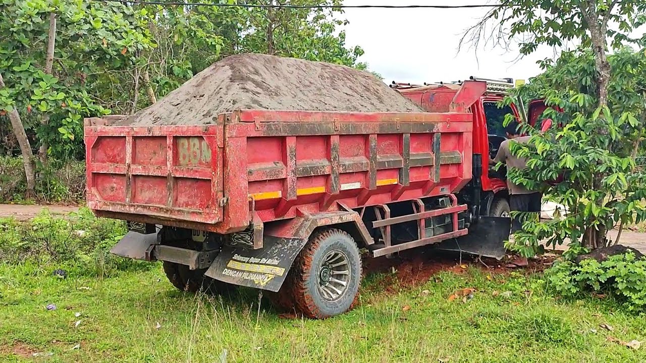 Truk Jomplang. Mobil Truk TOYOTA DYNA Bongkar MUATAN PASIR Saring FULL BAK Menggunung DILOKASI BARU
