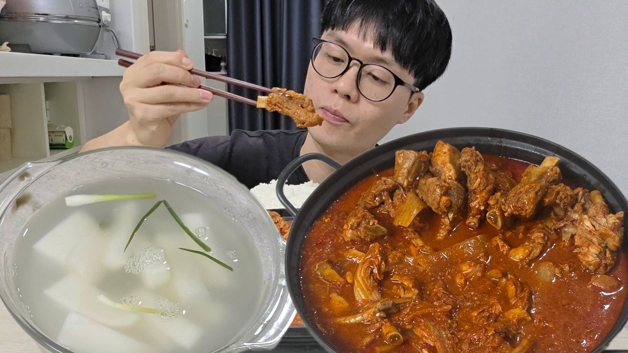 푹~ 끓인 찐한 등갈비 김치찜과 시원달달한 동치미