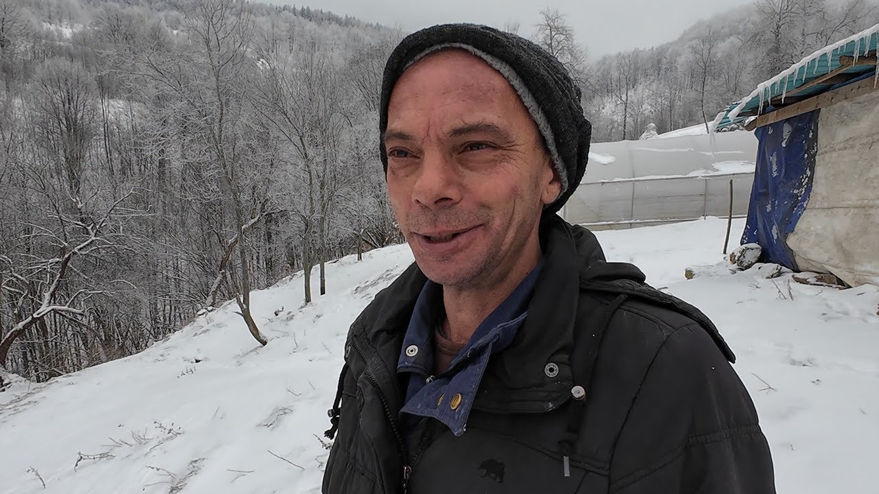 Один в деревне — Доминко пасет коз, наблюдает за волками и месит хлеб