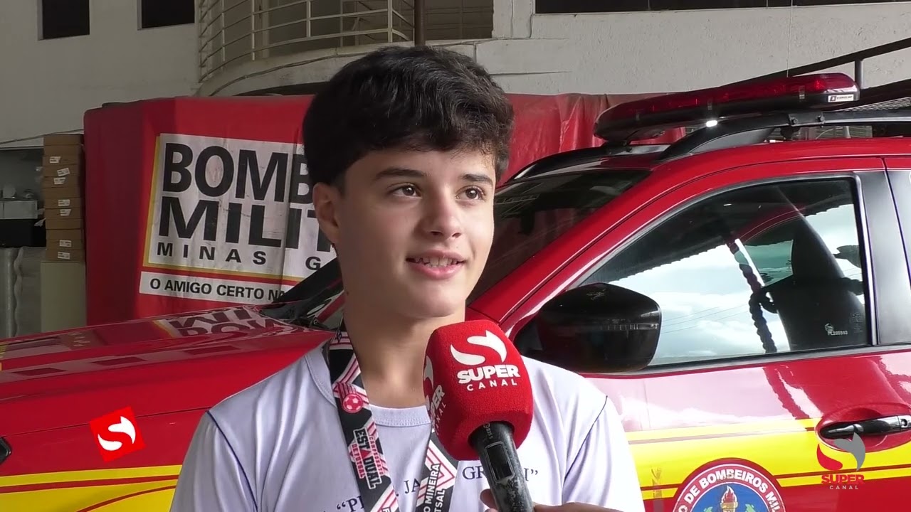 Alunos da Jairo Futsal desfilam em caminhão dos bombeiros após conquista do vice-campeonato estadual
