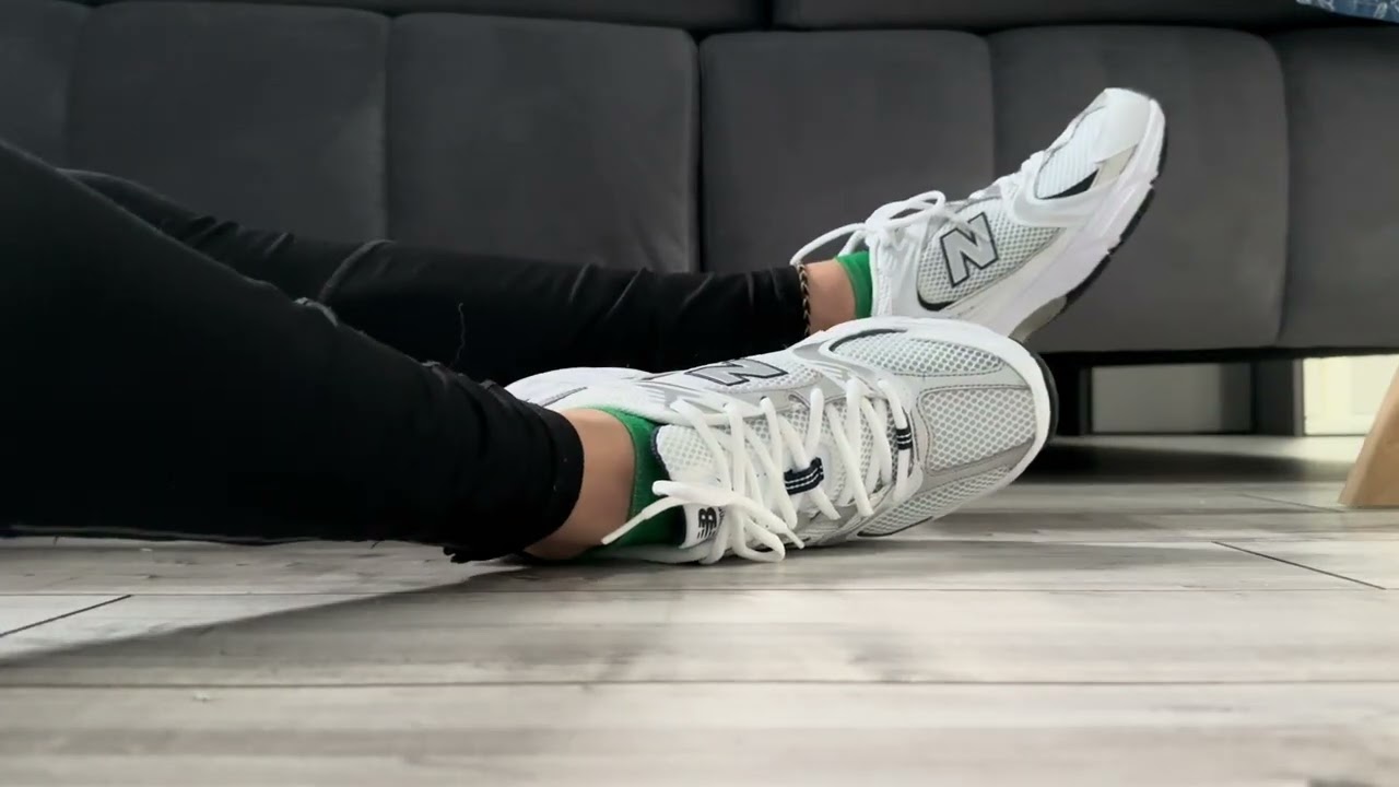 New Balance 530 Sneakers Outfit With Green Ankle Socks