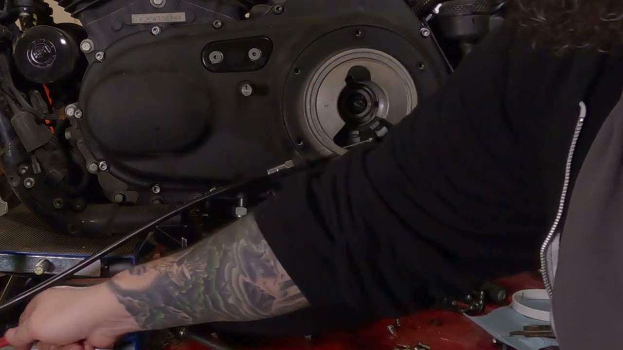 Заменить уплотнительное кольцо на тросе сцепления Sportster