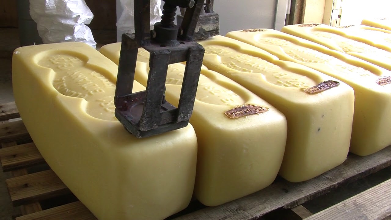 La marchiatura a fuoco del formaggio Ragusano DOP