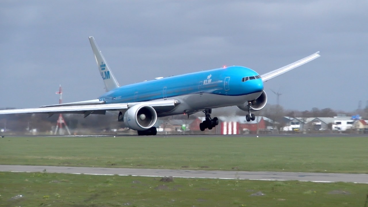 INSANE 777 Close Call Crosswind Landing @ Amsterdam Schiphol Airport!