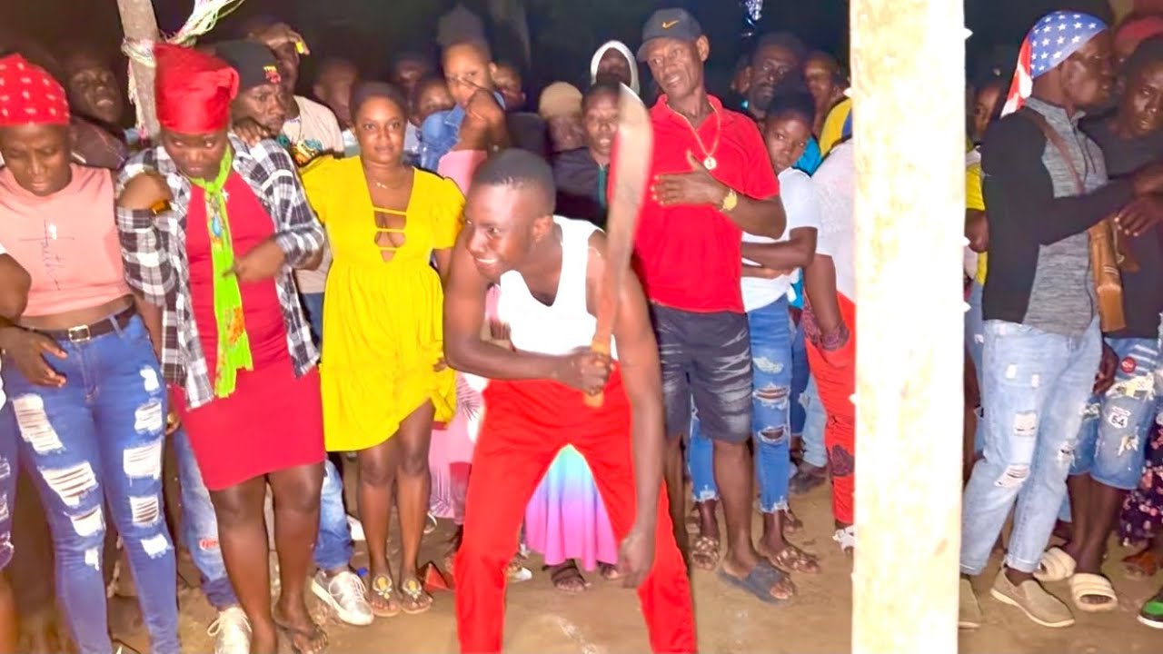 AGAROU KAP MANIFESTE AK MANCHÈT LI NAN TÈT JÈN BÒKÒ SA TINO NAN VODOU BWADLANS 