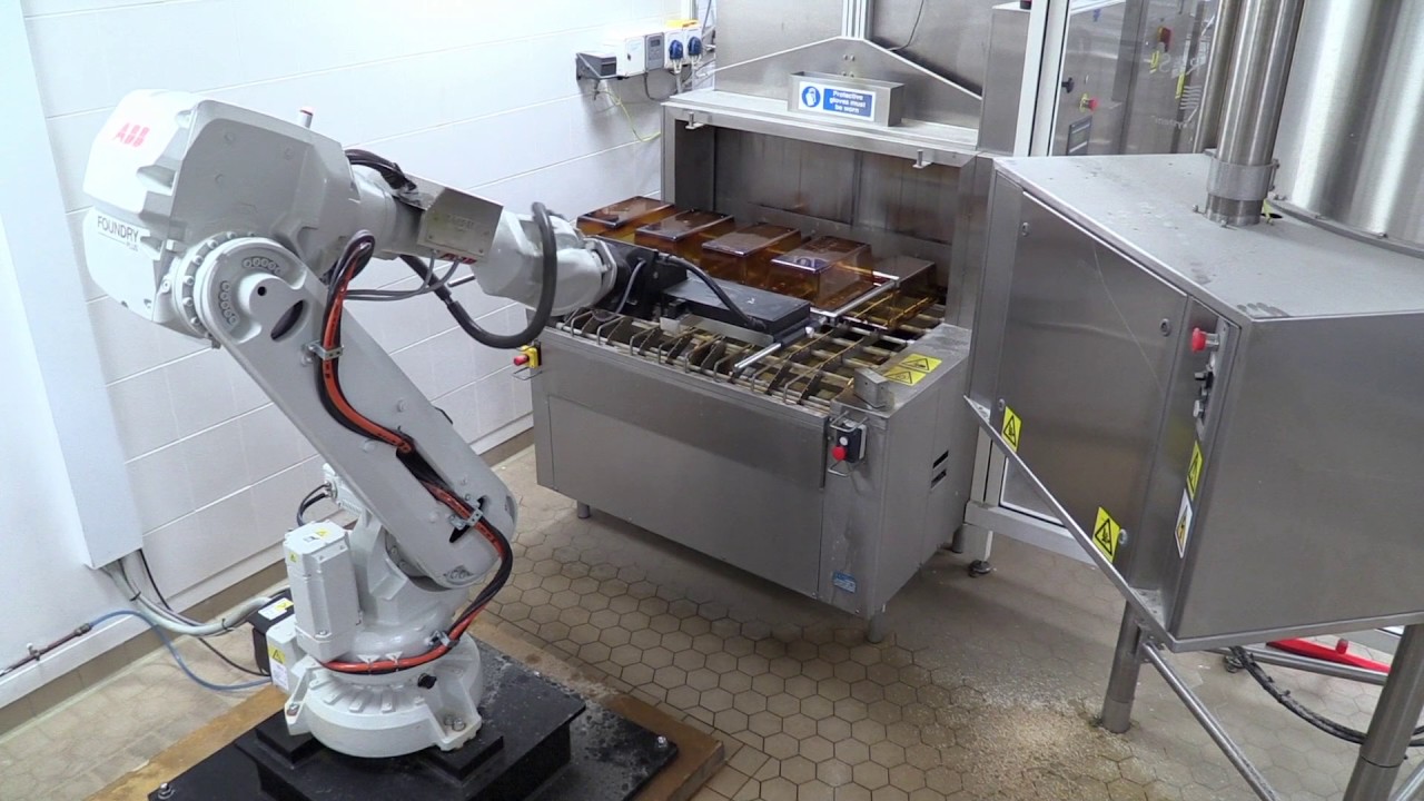 Robot fills mouse cages