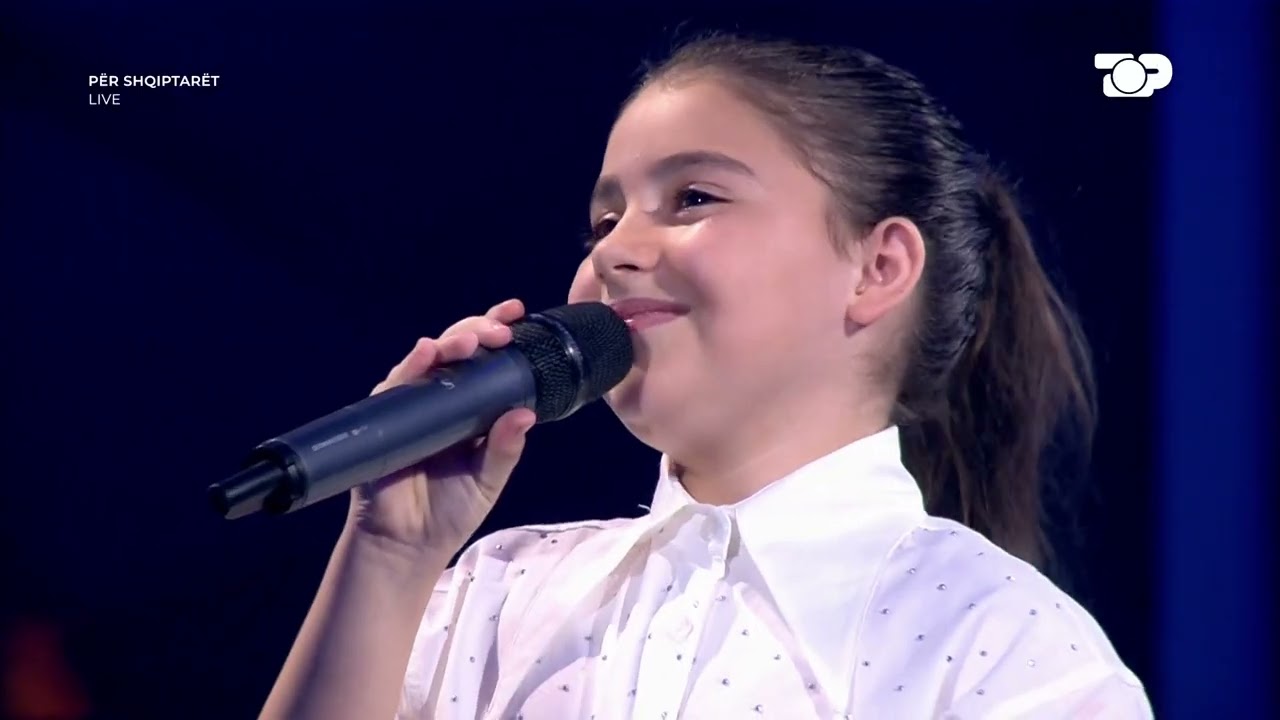 Nikita e vogël vazhdon të këndojë për engjëllin e saj mbrojtës