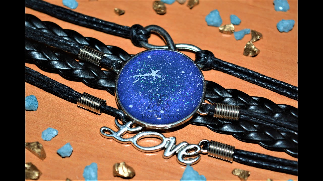 Como hacer una pulsera con decoración de galaxia con resina paso a paso.