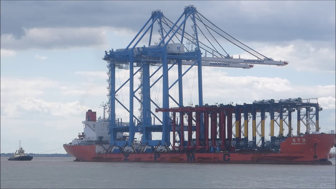 Zhen Hua 24 arrives to Felixstowe laden with cranes from ZPMC, Shanghai  21st June 2019