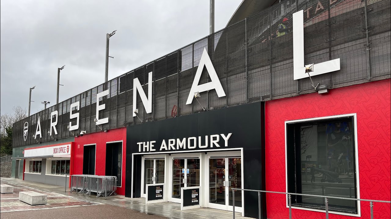 Распродажа Adidas в магазине Armoury Club футбольного клуба 