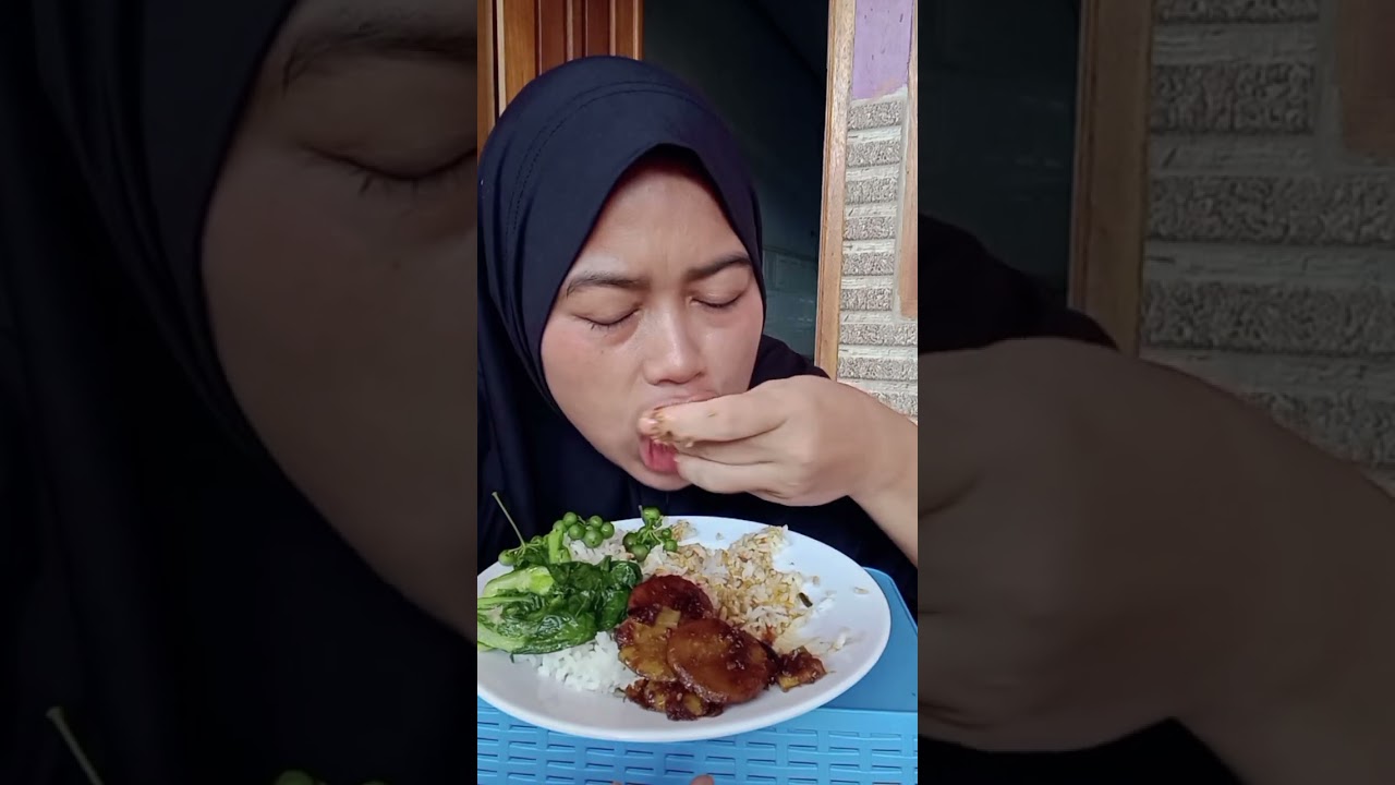 Makan semur jengkol dan tumis ciwis