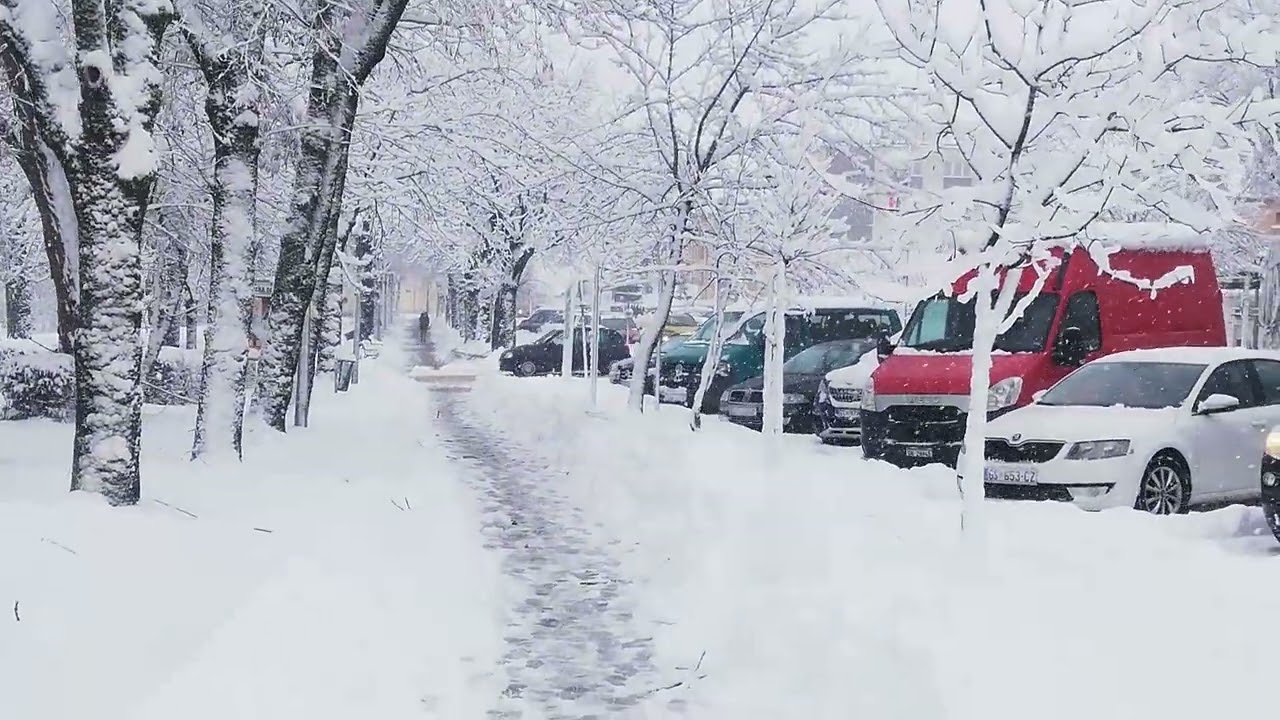 Snijeg je zabijelio grad Otočac 23.12.2024