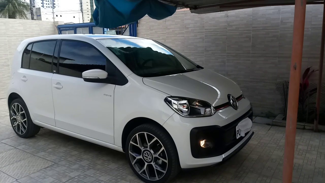 Vw up TSI Modificações: plotagem, encosto de braço e rodas aro 17.