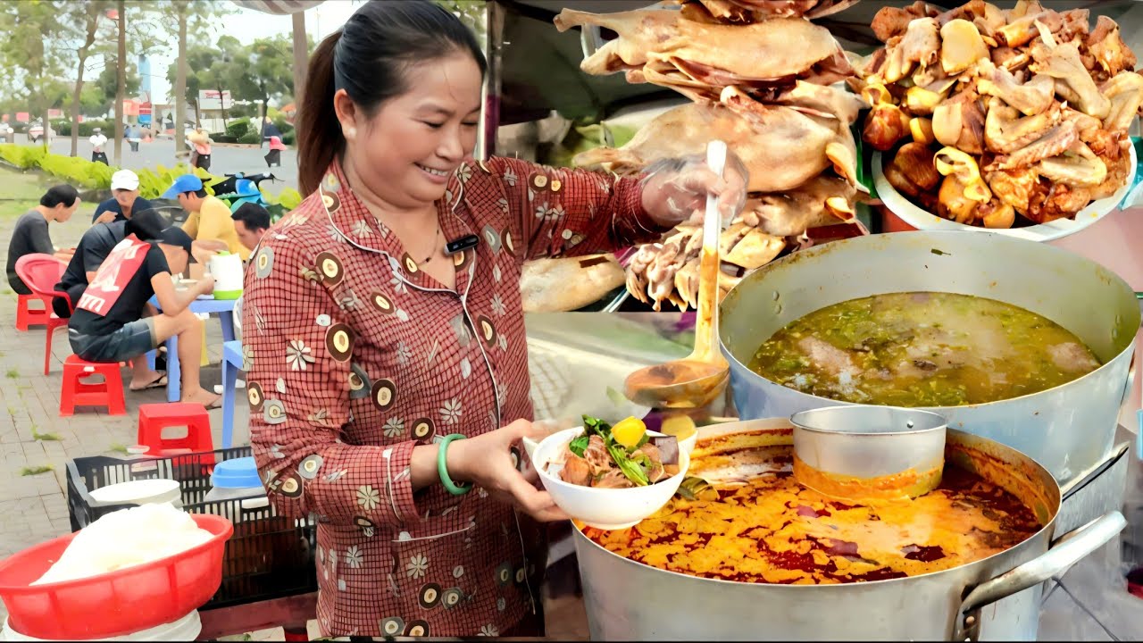 Cà Mau, xe bún cà ri cháo vịt vỉa hè: Gây thương nhớ!