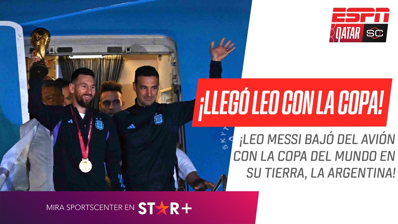 ¡MESSI BAJÓ DEL AVIÓN CON LA COPA EN SU TIERRA! ¡LOS CAMPEONES LLEGARON A ARGENTINA!