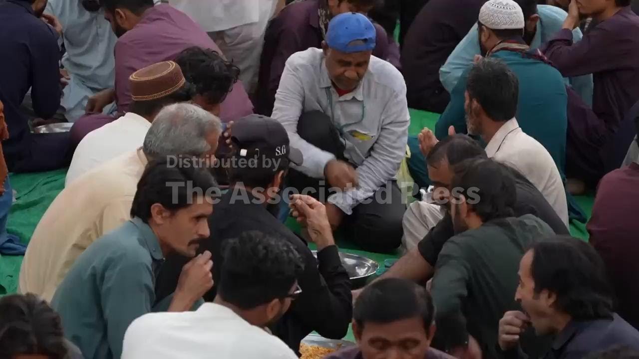 Pakistani Muslims break Ramadan fast with iftar at Karachi mosque