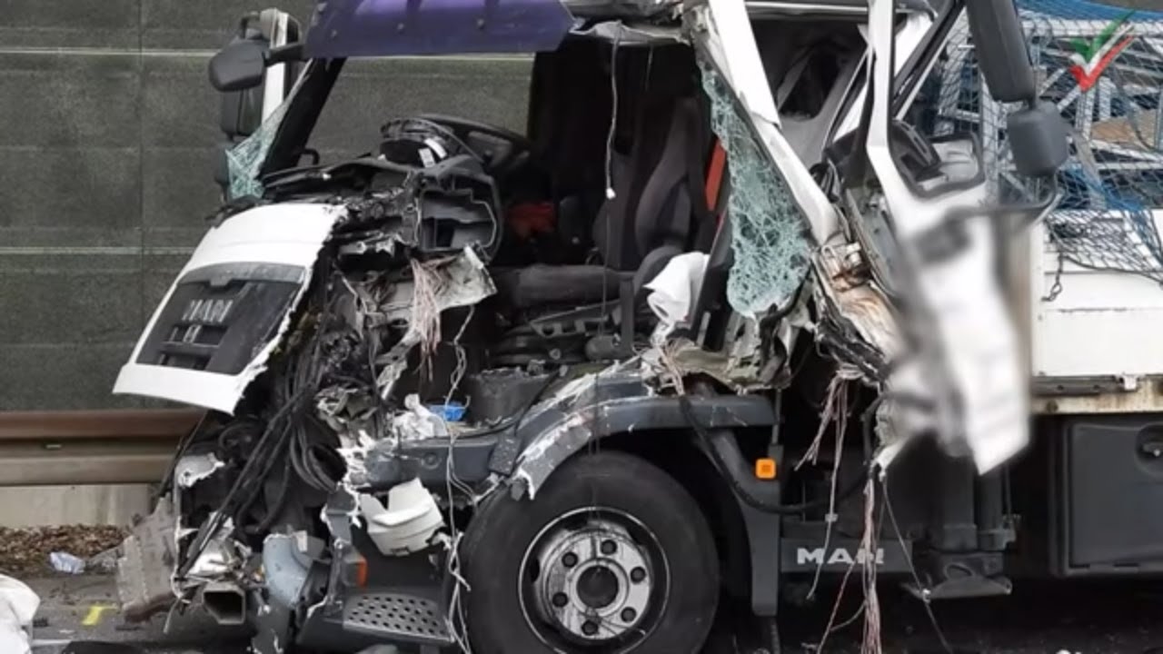 [Эвакуация грузовика A1] Авария с тяжелым грузовиком в конце пробки - небольшой грузовик сталкиваетс