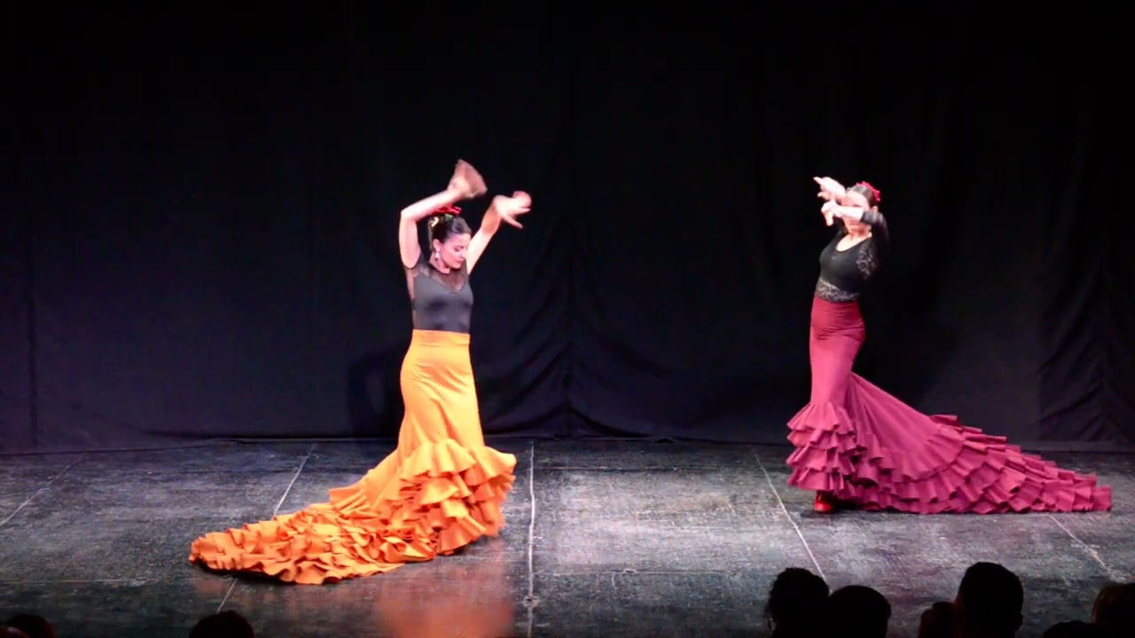 sevillanas con Bata de Cola