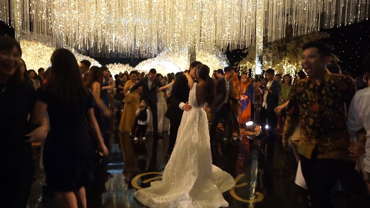 Hans & Happy / Wedding First Dance &  (Dance Monkey) flashmob Dance / Dancefirst Indonesia
