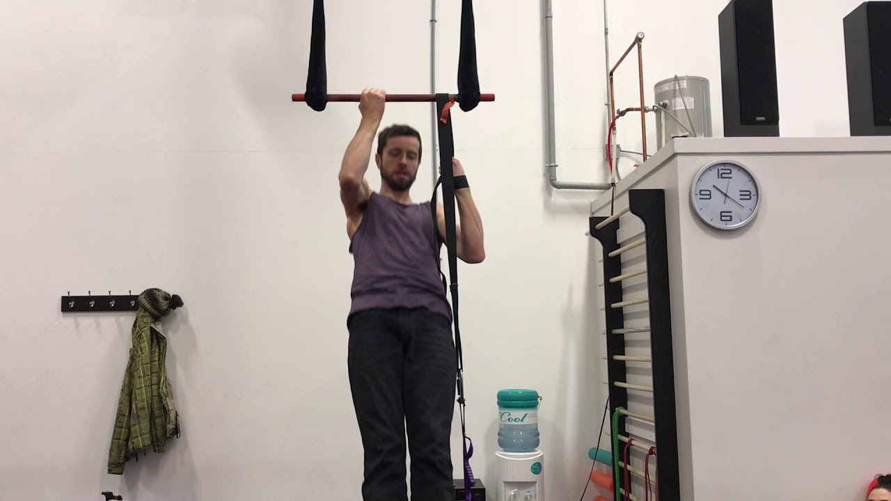 One arm pull up with counter weight