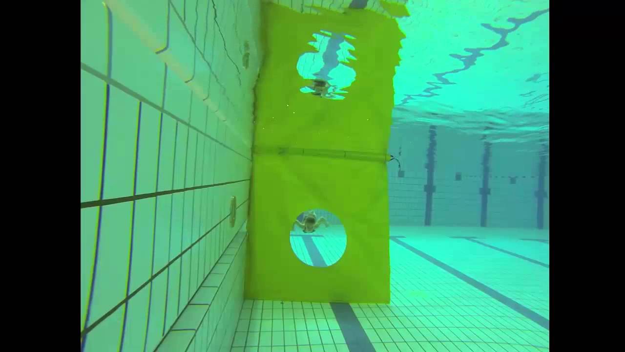 veerle zwemt door het gat voor diploma-B