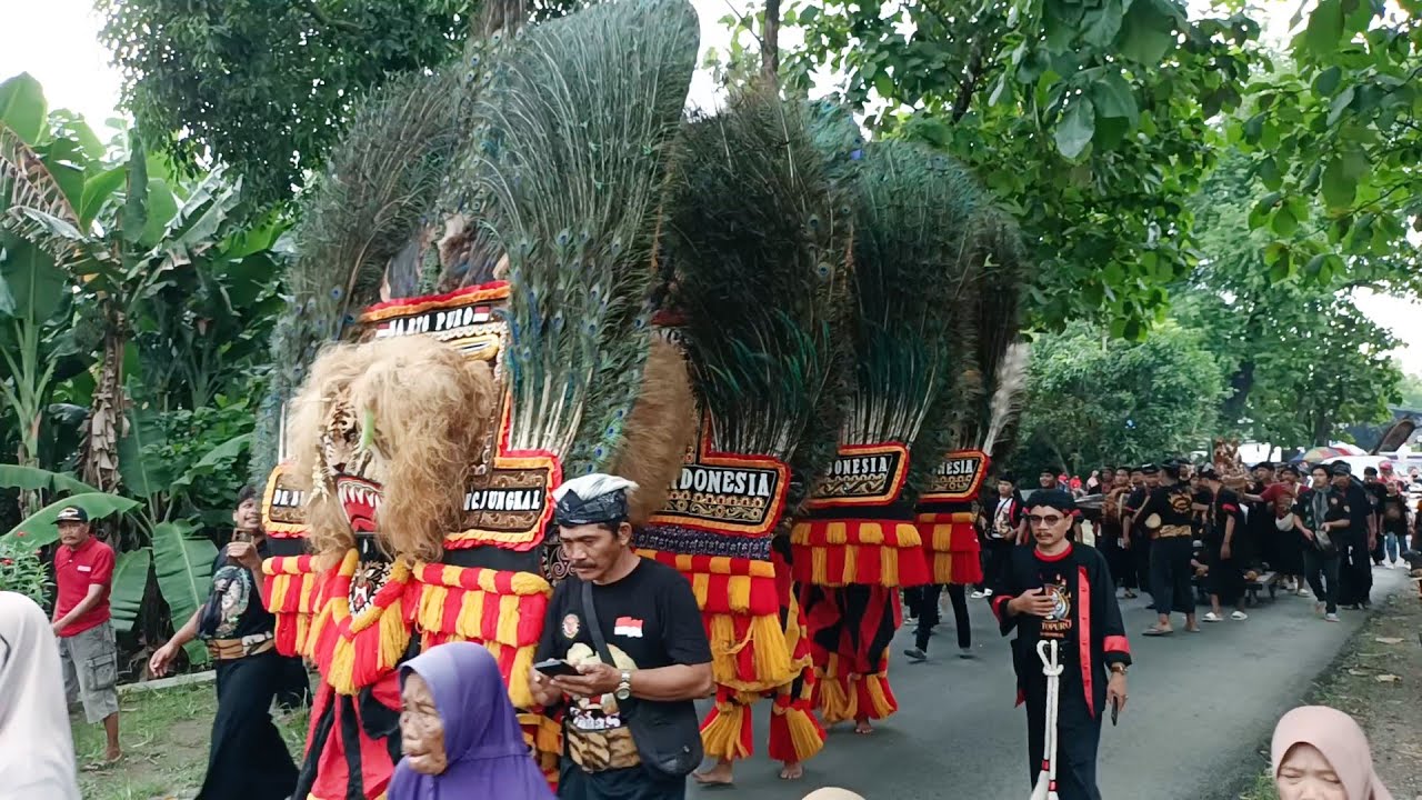 ARAK ARAKAN REOG PONOROGO MENUJU PUNDEN KERAMAT DESA BUNGKAL