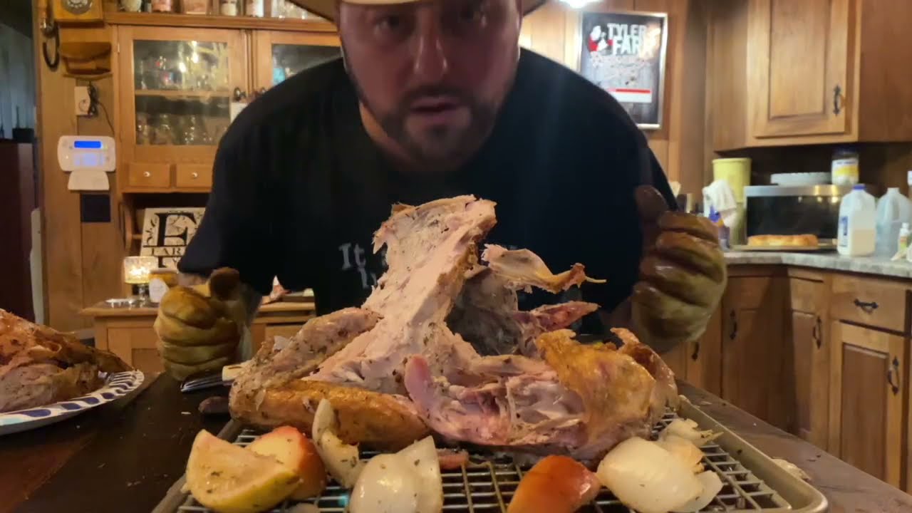 Tyler Farr - Turkey Carving 101