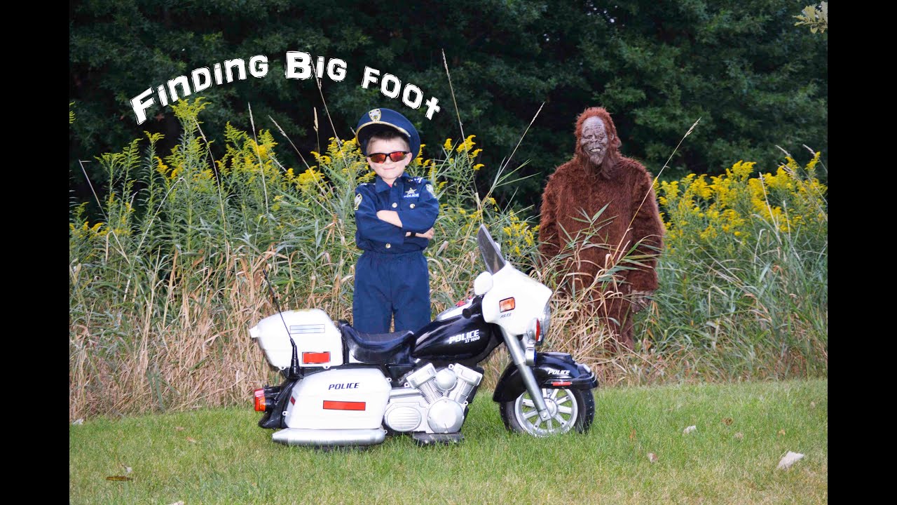Little Heroes Looks for Pretend Big Foot At The Park