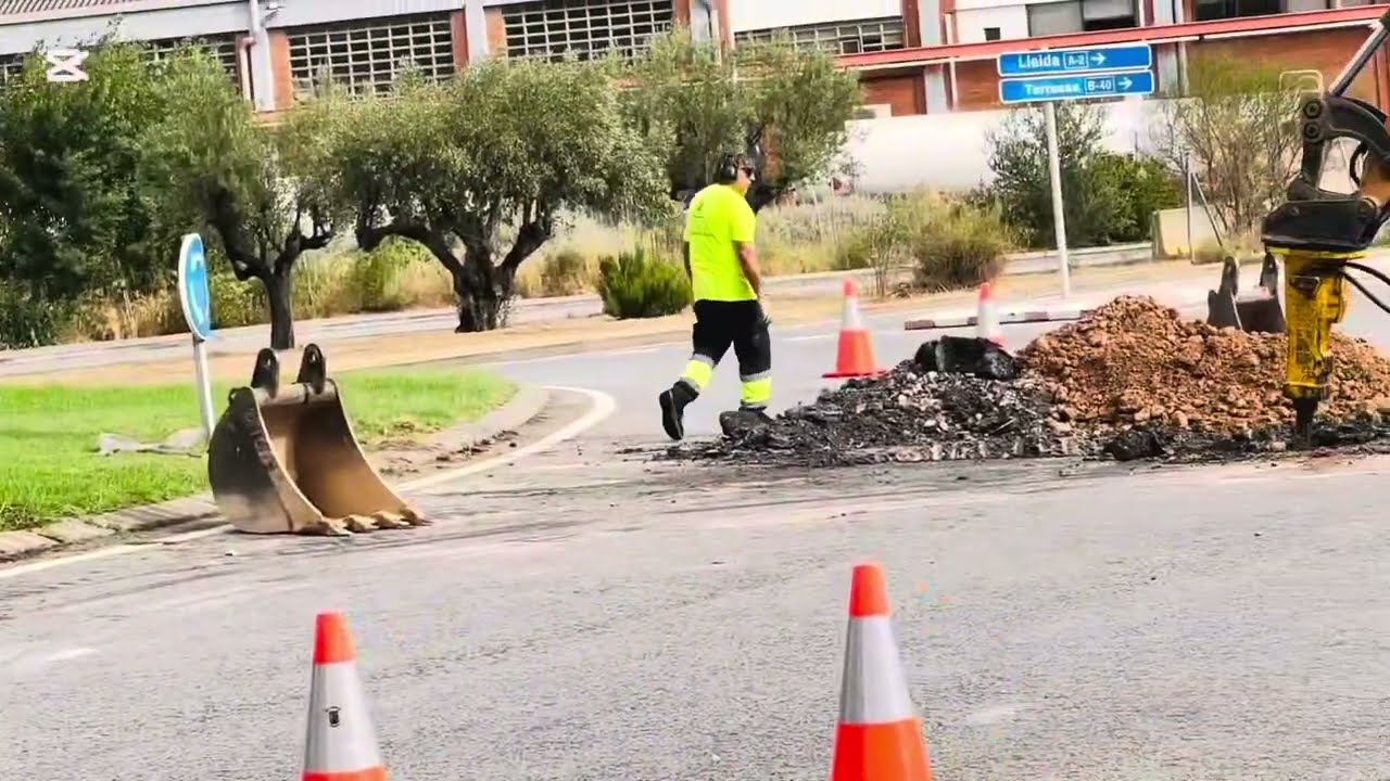 Pani ka paip dala ja raha hi. پانی کا پائیپ ڈالا جا رہا ہے