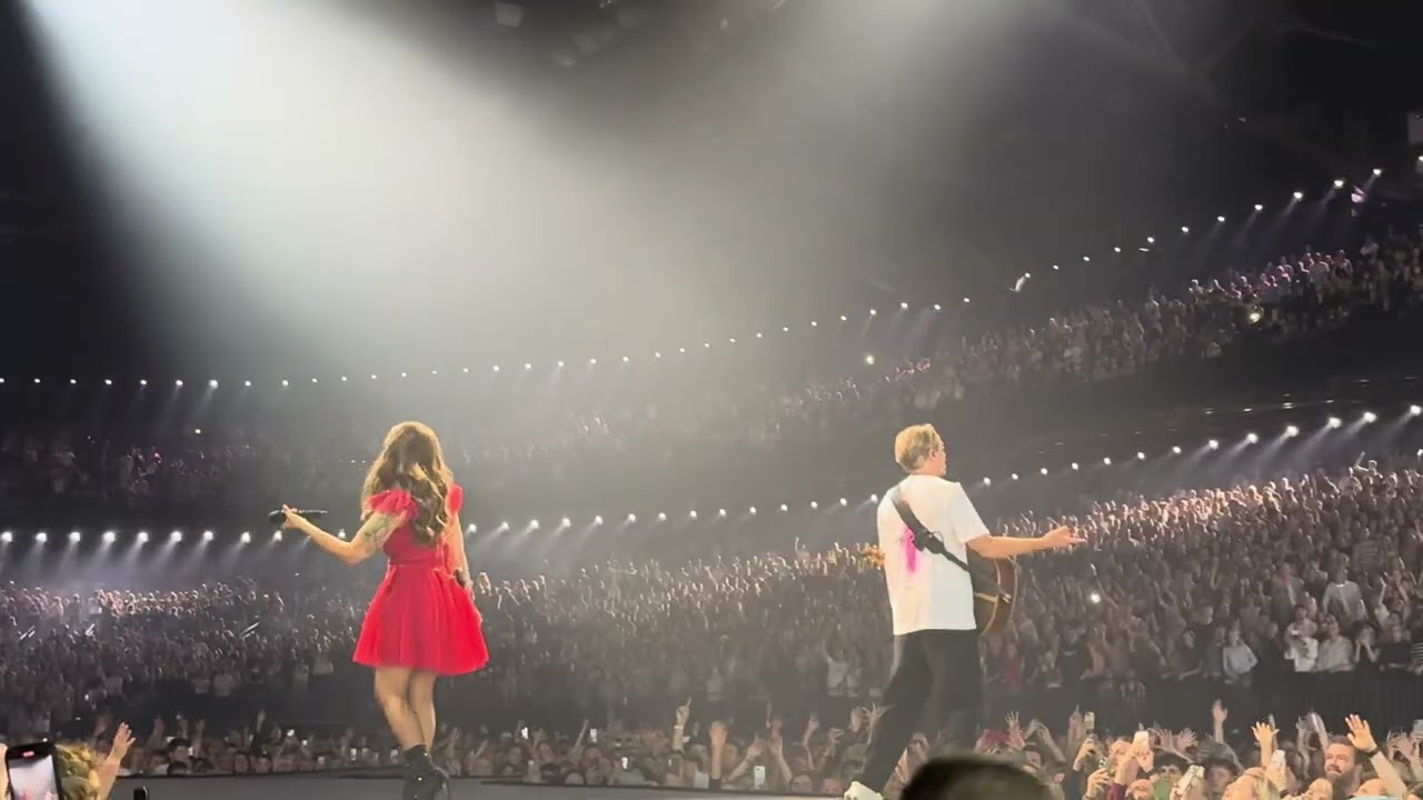 Whisper at Unstoppable - Regi, Linda and friends - Afas Dome October 24th.