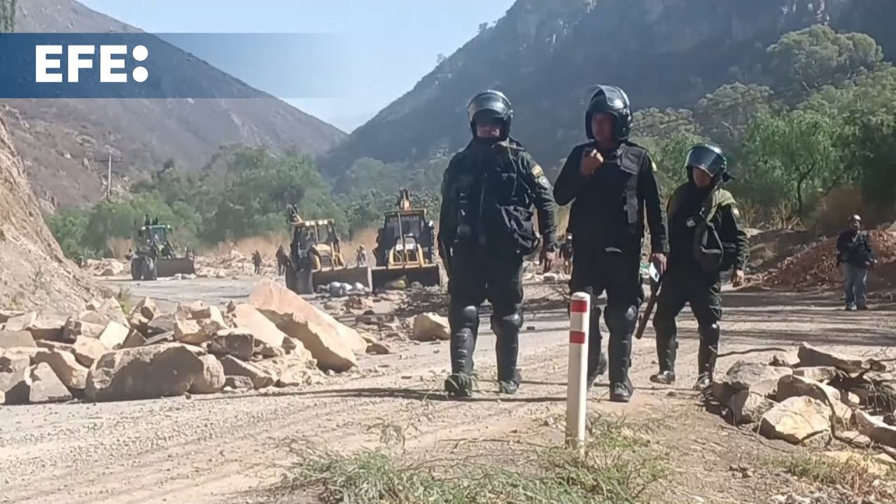 Militares y policías desbloquean carreteras tomadas por 'evistas' en Bolivia