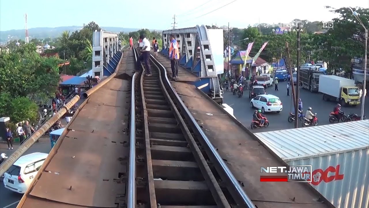 NET. JATIM - TRUK KONTAINER TABRAK JEMBATAN REL KERETA API
