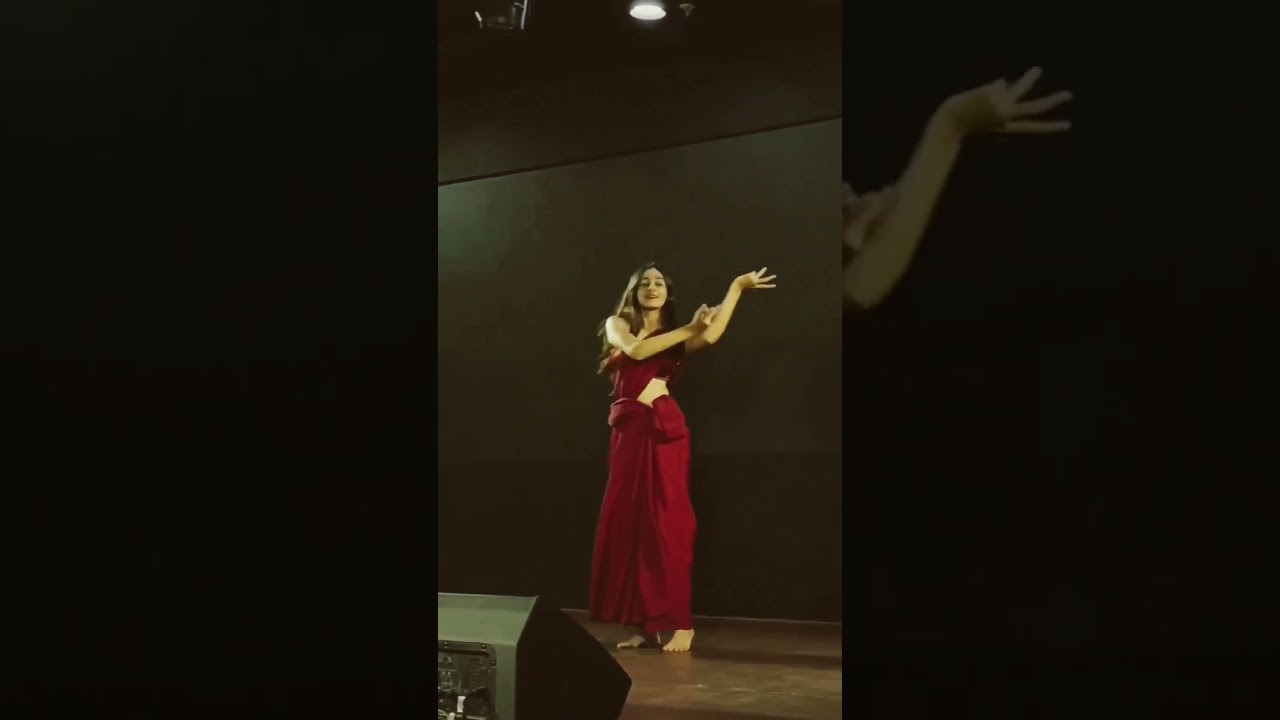 College Fest Dance🔥 | Indian Girl | Sanya Vijay | Chammak challo | University  #bollywood #dance