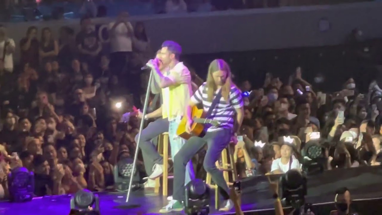 Adam Levine explains why Maroon 5 loves the Philippines and Filipino fans | Maroon 5 in Manila 2022