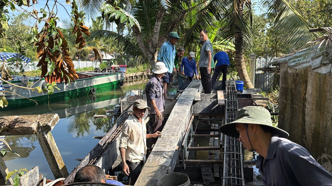 Đông người dân đến phụ đổ bê tông đà Cầu Chùa Nha Si Mới ngày [2 tháng 3, 2026]