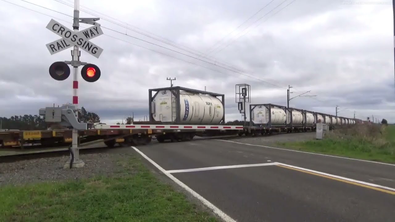 700th video! Makirikiri Road Level Crossing, Marton