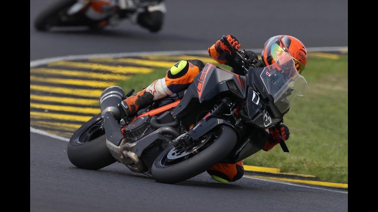 KTM 1290 Superduke GT on Pannoniaring (Laptime 2.09:187) TO MUCH LEAN? 😅