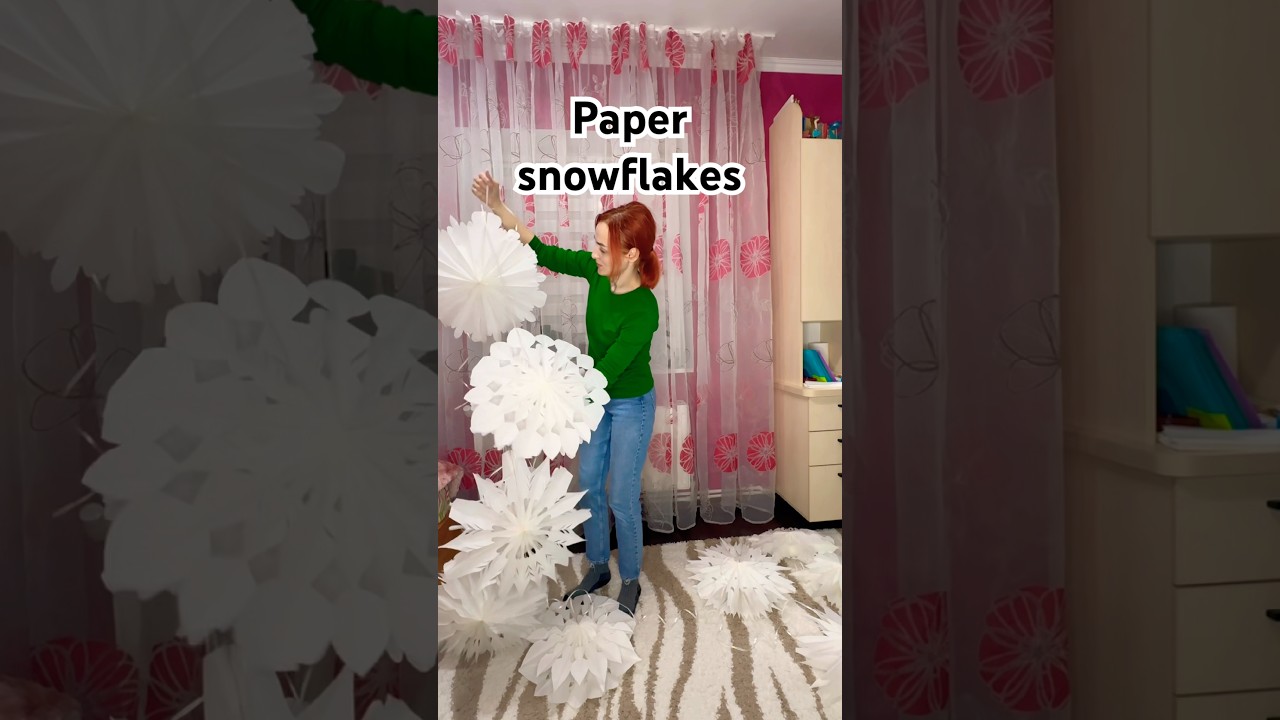 #papersnowflakes #snowflakes #papercraft #diy #craft #winter #christmas #shorts #viral #fyp #diyidea