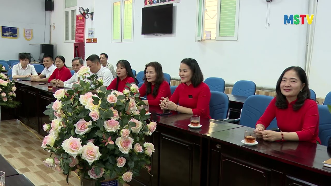 Lãnh đạo xã Mai Sơn chúc mừng các đơn vị y tế nhân Ngày Thầy thuốc Việt Nam 27/2
