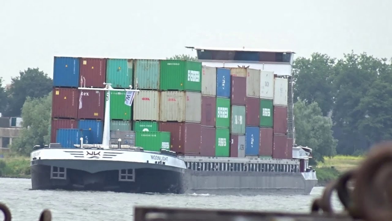 GIGANTISCH containerschip MOONLIGHT door de Dordtse bruggen op de Oude Maas.